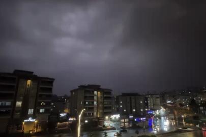 Gaziantep’te art arda şimşekler çaktı