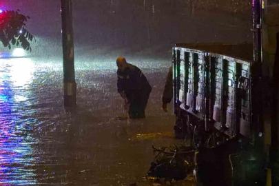 Gebze’de sokaklar dereye döndü, vatandaşlar mahsur kaldı