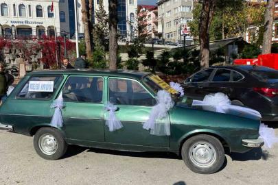 Gelin gibi süslenen klasik otomobil hayır için görücüye çıktı