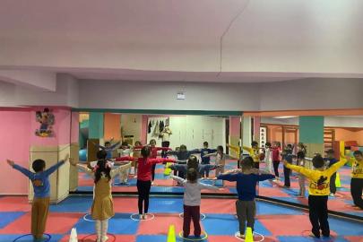 Germencik’te minikler hem eğleniyor hem spor yapıyor