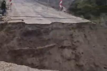 Gönen’de yoğun yağış yolu çökertti: Ulaşım tamamen kesildi