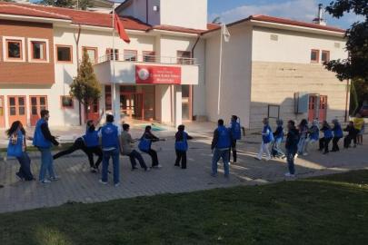 Gönüllü gençler çocuk evlerinde kalan çocuklarla buluştu