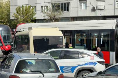 Güngören’de tramvay ters dönüş yapan minibüse çarptı