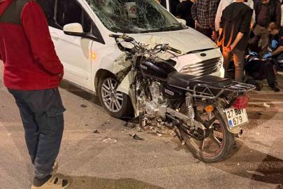 Hafif ticari araç ile motosiklet çarpıştı: 1 yaralı