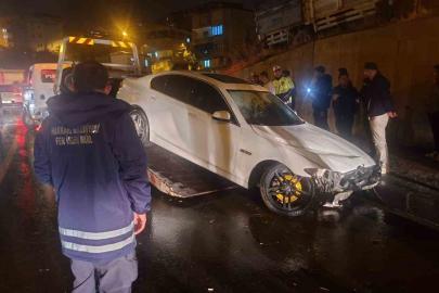 Hakkari’de otomobil tabelaya çarptı: 1 yaralı