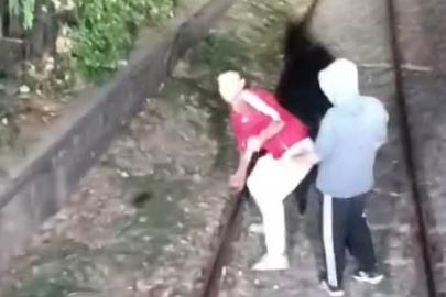 Hareket halindeki trenin önünü kestiler, içeri alınmayınca treni taşladılar