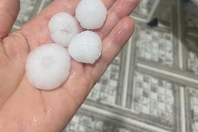 Hatay’da ceviz büyüklüğündeki dolu çevreyi beyaza bürüdü