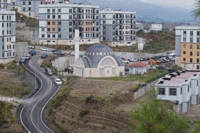 Hatay’da depremin ardından inşa edilen 136’ncı cami ibadete açıldı