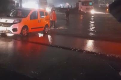 Hatay’da sağanak yağış yolları ve caddeleri göle çevirdi