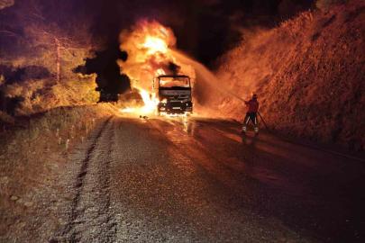 Havran’da kamyon alev alev yandı, orman ve maden ekipleri seferber oldu