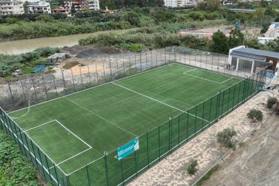HBB, Tekebaşı’nda yağışlar nedeniyle zarar gören halı sahayı yenilendi