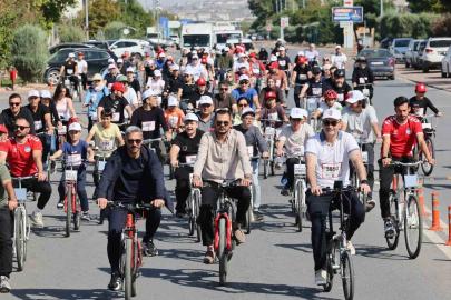 Hekimler, bisiklet turunda pedal çevirdi