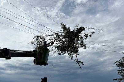 Hopa’da elektrik arıza ekiplerinin rüzgâr mesaisi