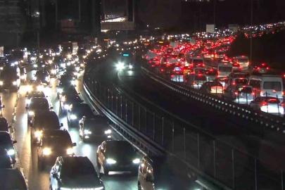 İBB Yol Bakım ve Onarım Dairesi tarafından iş çıkışı E5’te yol çalışması tepkilere neden oluyor