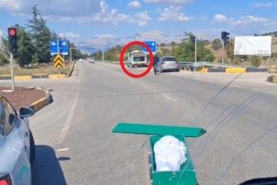 İçinde cenaze bulunan tabut, seyir halindeki cenaze nakil aracından yola düştü