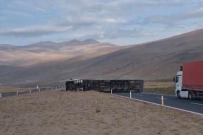Iğdır-Doğubayazıt karayolunda tır devrildi, yol ulaşıma kapandı