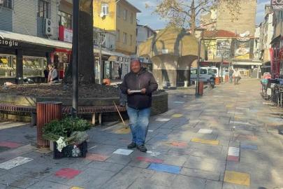 İlçe meydanında ayakkabı boyacılığı yapıyordu, merhametiyle ödül aldı