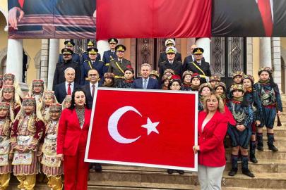 İlmek ilmek dokunan Türk bayrağı Vali Elban’a teslim edildi