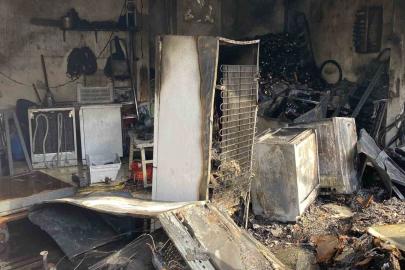İş yerinde çıkan yangın 3 katlı binaya sıçradı: 2 kişi son anda kurtuldu
