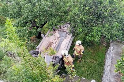 İskenderun’da bahçeye uçan otomobildeki 2 kişi yaralandı