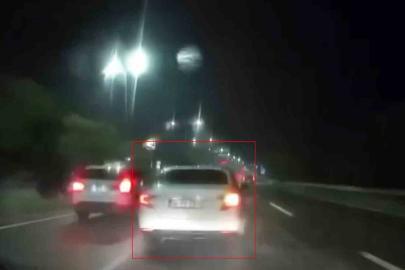 Islak yolda makas atan sürücü kameraya yansıdı