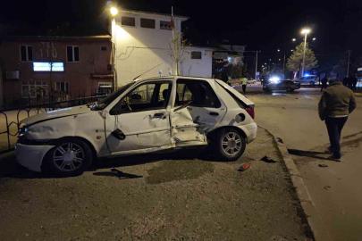 Isparta’da otomobiller kavşakta çarpıştı: 3 yaralı
