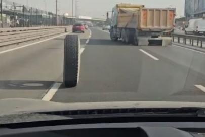 İstanbul E-5’te tehlikeli anlar kamerada: Seyir halindeki kamyonun iki tekerleği yerinden çıktı