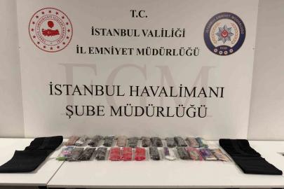 İstanbul Havalimanı’nda korse ve bacaklarına uyuşturucu gizleyen şüpheliler polisten kaçamadı