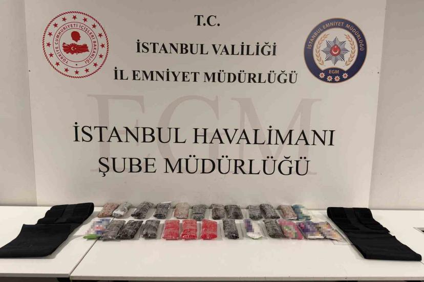 İstanbul Havalimanı’nda korse ve bacaklarına uyuşturucu gizleyen şüpheliler polisten kaçamadı