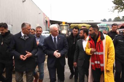 İstanbul Valisi Gül, selden etkilenen Kemerburgaz’da vatandaşları dinledi