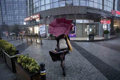 İstanbul’da vatandaşların şiddetli fırtına ve yağmurla imtihanı kamerada