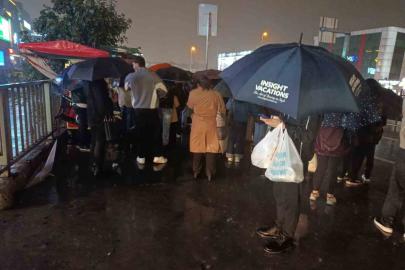 İstanbul’da yağış sonrası toplu taşıma duraklarında uzun kuyruklar oluştu