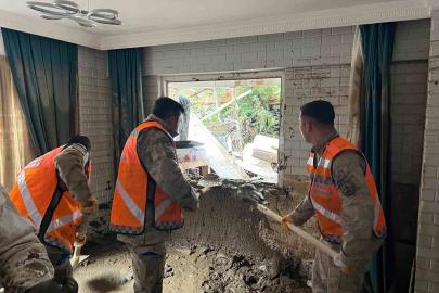 İstanbul’daki sel sonrası jandarma ekipleri 8 ev, 17 depo ve su kanalını temizledi