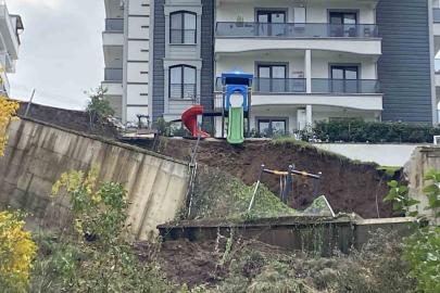 İstinat duvarı çöktü, kayan toprak çocuk parkını yuttu