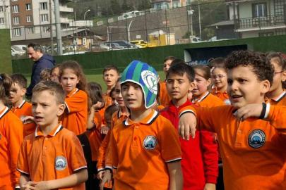 İyidere’de minik kalpler Gençlik Şöleni’nde buluştu