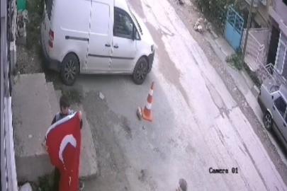 İzmir’de gencin bayrak duyarlılığı kamerada