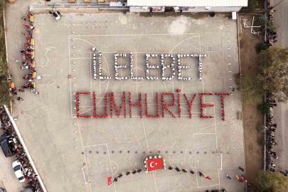 İzmir’de ilkokul öğrencilerinden anlamlı Cumhuriyet kutlaması