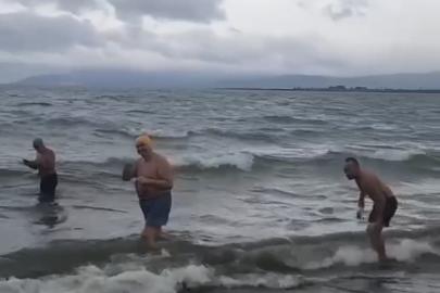 İznik Gölü’nde soğuğa ve dalgalara inat böyle yüzdüler