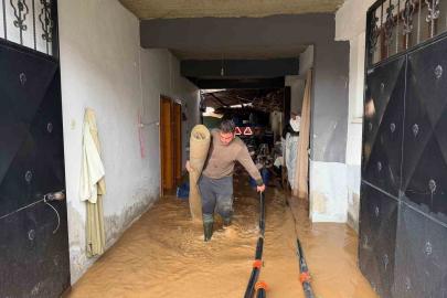 İznik’te Kara Dere taştı, evleri ve tarlaları su bastı