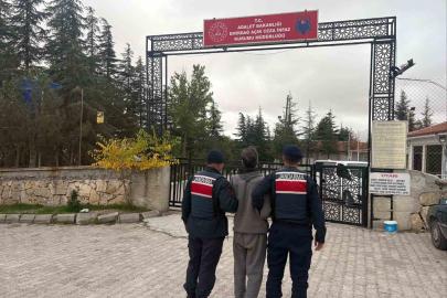 Jandarma aranan 42 kişiyi yakaladı