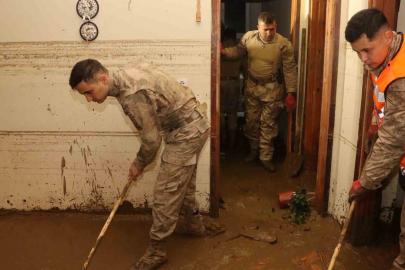 Jandarma komandolarının Ayazağa’da sel sonrası temizlik çalışmaları gece de devam ediyor