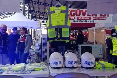 Jandarma sürücülere reflektörlü yelek hediye etti