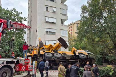 Kadıköy’de devrilen vinç 11 katlı binanın girişine çarptı