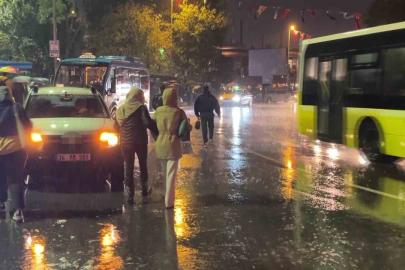 Kadıköy’de sağanak yağış ve fırtına vatandaşlara zor anlar yaşattı