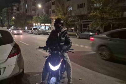 Kadın sürücü trafikte tartıştığı motosikletlinin üzerine yürüdü