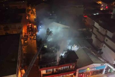 Kağıthane’de 4 katlı binanın çatısı yandı