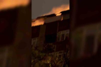 Kağıthane’de 5 katlı binanın çatısı alev alev yandı