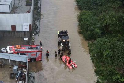 Kağıthane’de selde mahsur kalan vatandaşlar bot ve iş makinesiyle kurtarıldı