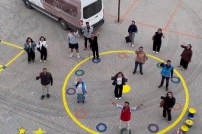 Kahramanmaraş’ta üniversiteli gençlerden ilkokulda renkli boyama etkinliği