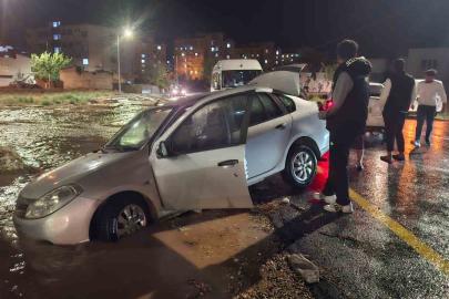Kahta’da cadde göle döndü, otomobil mahsur kaldı